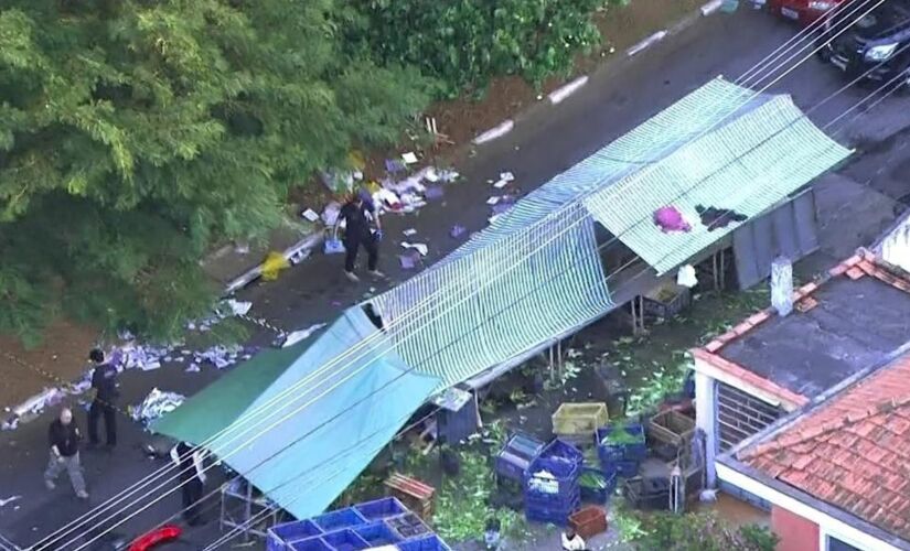 Ação aconteceu na "hora da xepa"; os assaltantes fugiram à pé, levando R$ 2 mil, após atirarem contra dois feirantes