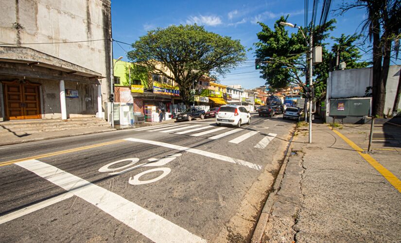 Primeira a receber nova sinalização na pista foi a estrada Kizaemon Takeuti, uma das mais movimentadas 
