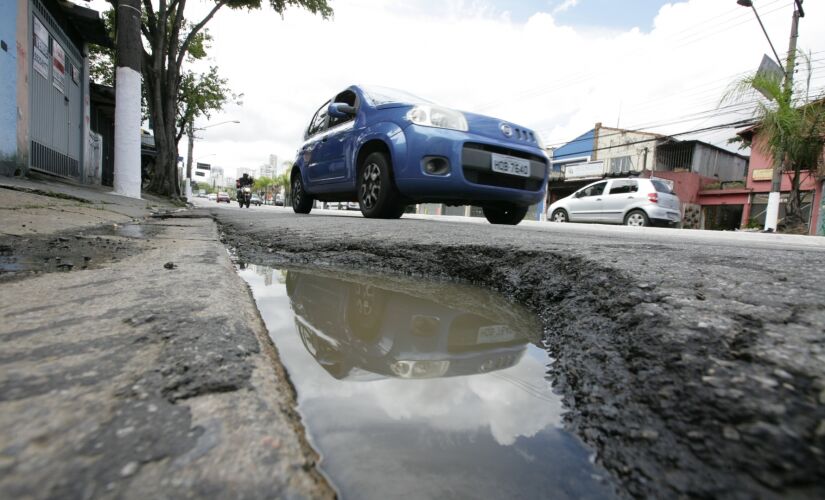 Buracos na avenida Washington Luís, na zona sul de São Paulo; programa tem como objetivo o aumento da durabilidade das vias