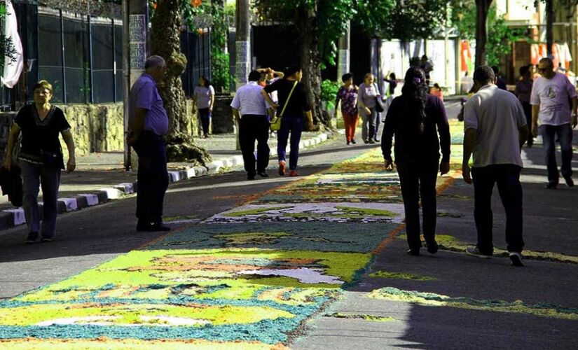 Confecção dos tradicionais tapetes ornamentais contará com a participação de cerca de 2 mil fiéis