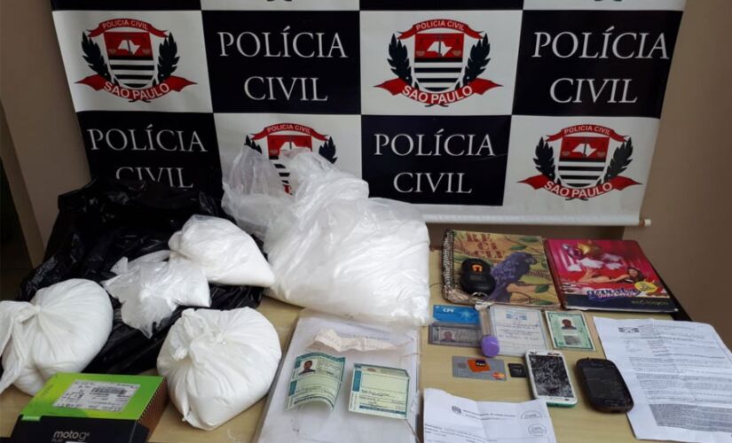 Os policiais chegaram até as drogas quando procuravam por um suspeito de integrar a quadrilha