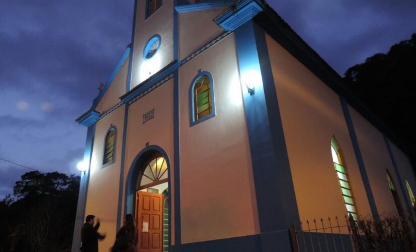 Igreja São Sebastião
Erguida em um bucólico recanto da cidade de Resende e se destacando na paisagem, lá está a Igreja de São Sebastião. A capela é simples, mas tem uma beleza que forma um cenário que lembra uma pintura arcadiana.