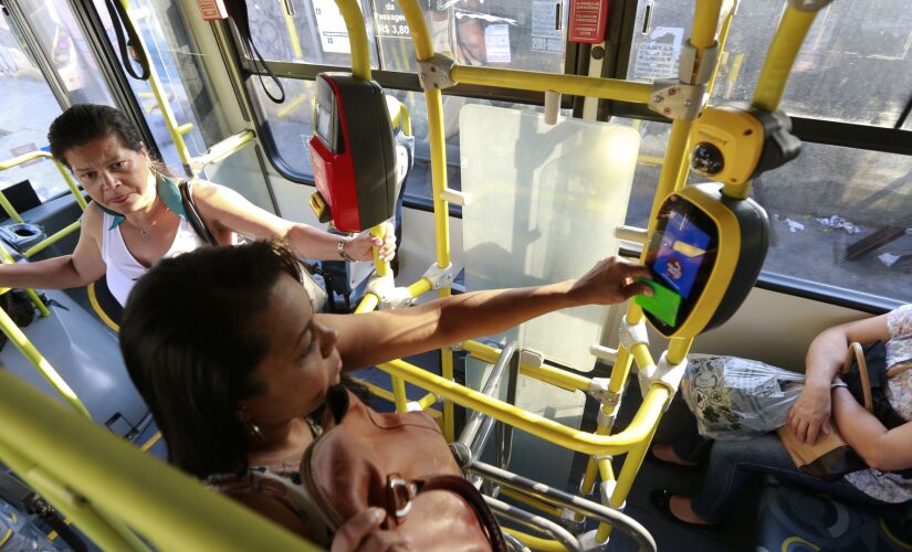 Teste em ônibus sem cobrador na zona sul da Capital, em 2017; segundo a SPTrans, não há plano de demissão dos cobradores