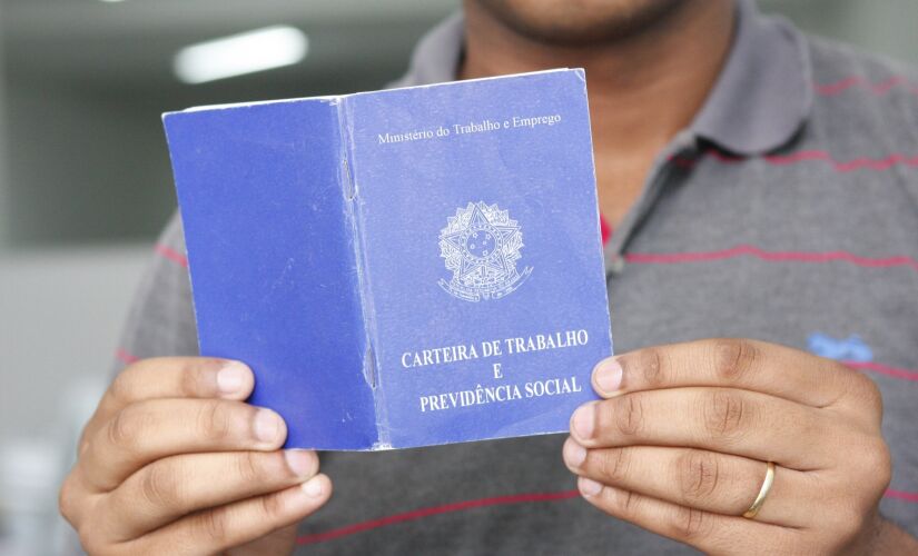 Secretário de Previdência e Trabalho assinou portaria que aumenta para 78 o número de setores autorizados a funcionar nesses dias