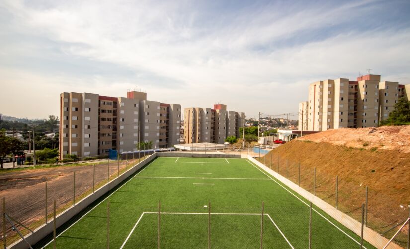 Espaço conta com um campo de grama sintética para as atividades dos moradores do João Cândido