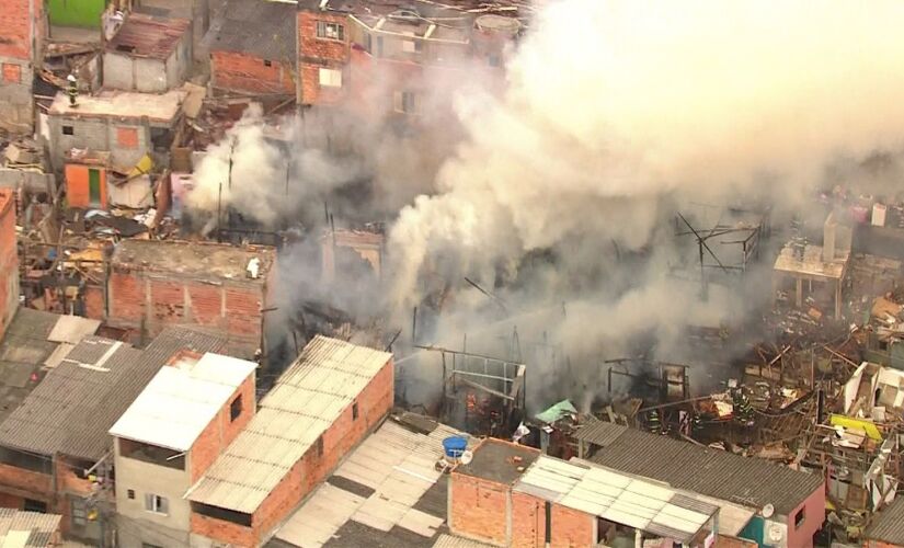 Registro do inc&ecirc;ndio que atingiu uma favela em Santo Andr&eacute; 