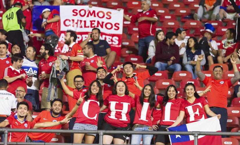 Torcedores chilenos no jogo contra o Japão, no estádio do Morumbi; a expectativa de público aumenta nas fases seguintes da Copa