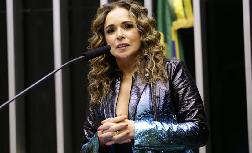 A cantora Daniela Mercury foi uma das homenageadas da sessão do plenário da Câmara dos Deputados