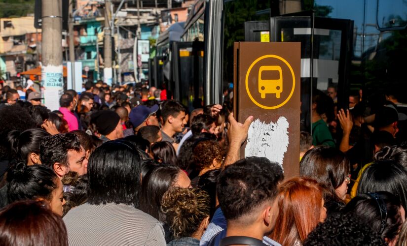 Pontos de ônibus próximos à estação Capão Redondo ficaram lotados por causa do problema