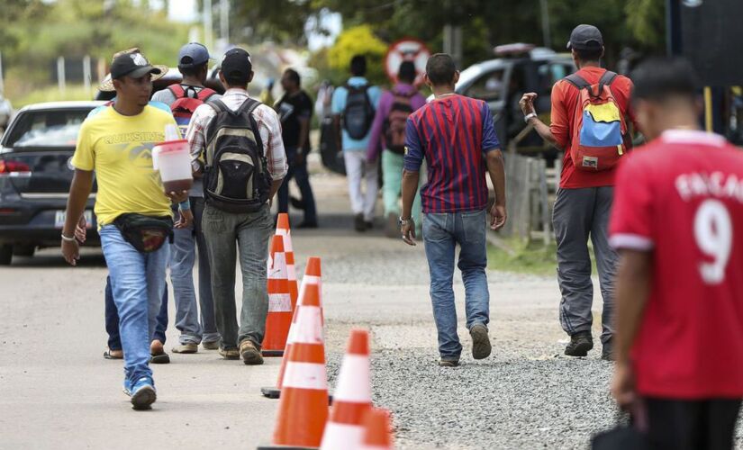 Imigrantes venezuelanos cruzam a fronteira com o Brasil.
