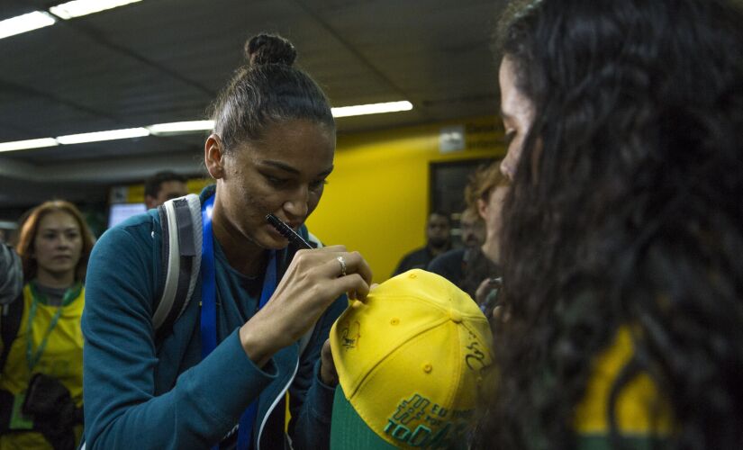 A maior parte da delegação da seleção brasileira, como a jogadora Poliana, desembarcou em SP