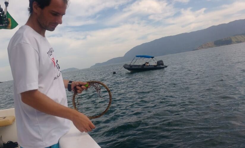 A iniciativa foi realizada no Dia Mundial dos Oceanos e também reuniu pescadores de Ilhabela e São Sebastião e voluntários