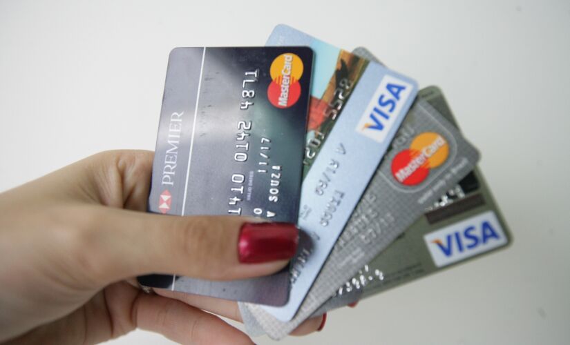 Brasileiros movimentaram R$ 416 bilhões com cartões no trimestre, entre cartões de crédito, de débito e pré-pagos