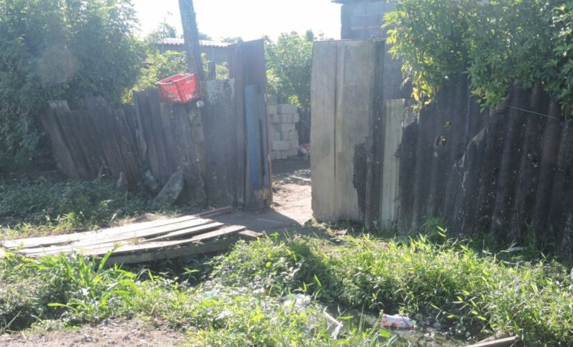 Valas com esgoto a céu aberto, em frente as casas dos moradores do Jardim Oásis, em Itanhaém, causam mau cheiro e risco de doenças