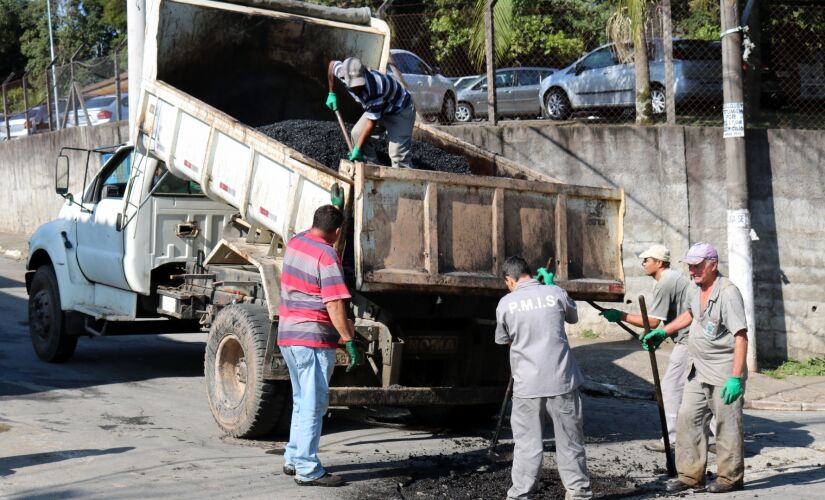 Entre os serviços realizados estão Operação Tapa Buraco e promoção de limpeza e manutenção das vias na região