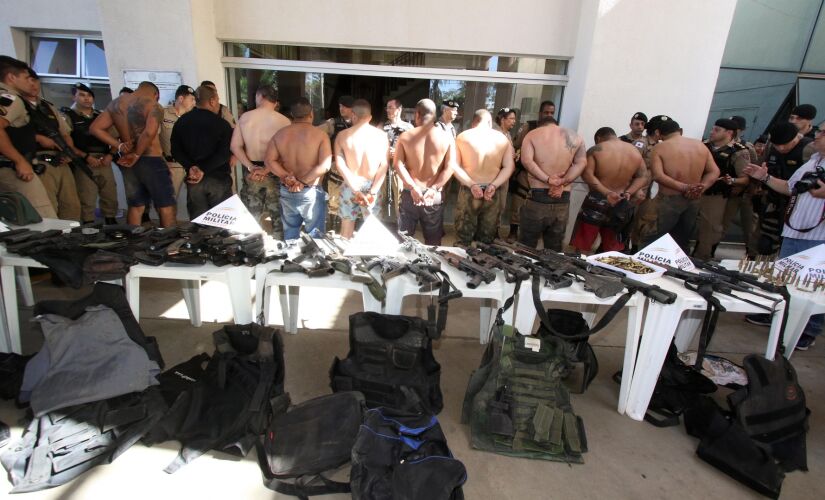 Com os dez criminosos presos foram apreendidos 11 fuzis, uma arma calibre 50,  munições diversas e coletes à prova de balas