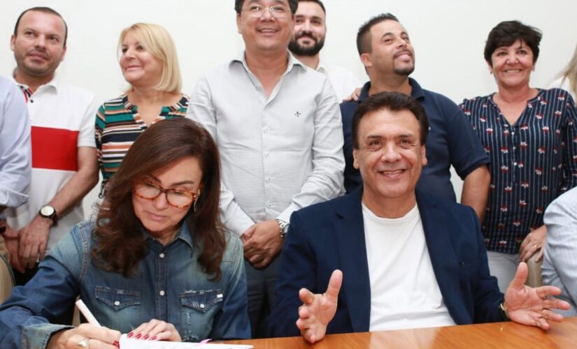 O prefeito Fernando Fernandes, e a deputada Analice Fernandes durante assinatura na sexta-feira