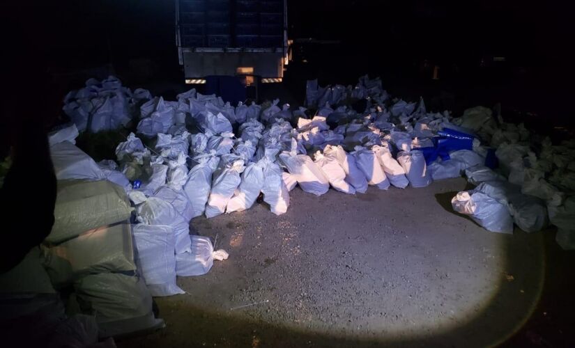 Droga foi levada à delegacia, onde policiais pesaram a maconha; material apreendido pode chegar a mais de 4 toneladas