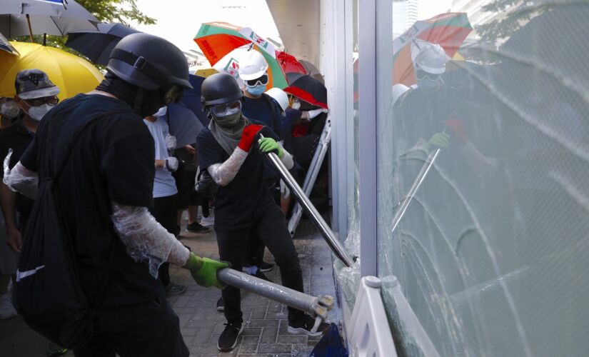 Manifestantes contrários ao governo de Hong Kong invadiram, nesta segunda-feira (1º), o Parlamento local durante protesto