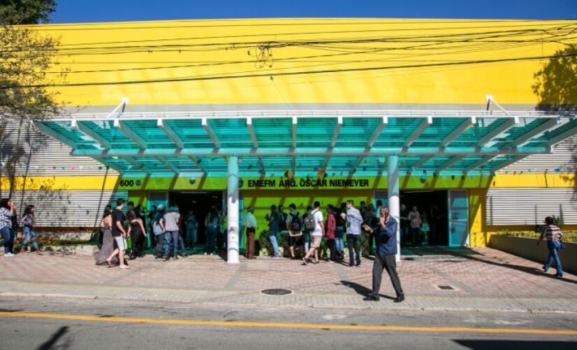 Escola recebeu novos banheiros, paisagismo, substituição dos revestimentos e pintura externa