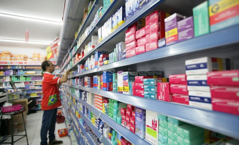 Entidades pró-consumidores alegam que a medida reduziria desperdício e custos ao paciente; indústria se preocupa