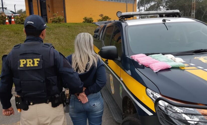 A PRF prendeu na segunda-feira, em flagrante, uma jovem de 18 anos que carregava 16.250 comprimidos de ecstas, em Barra do Turvo