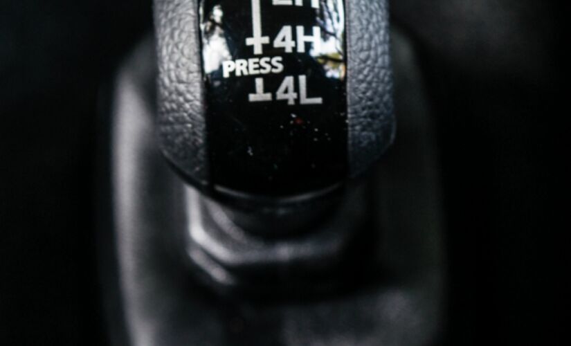 O modo 4H (4x4) pode ser acionado em andamento até os 90 km/h; o 4L (a reduzida), somente com o veículo parado