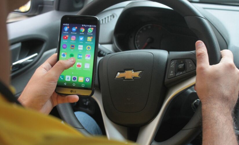 Motorista só pode utilizar o celular quando estacionado; parado no sinal vermelho também não pode