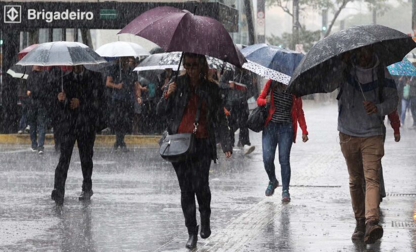 Ontem, o dia foi chuvoso e o tempo fechado não permitiu a elevação das temperaturas na Capital 