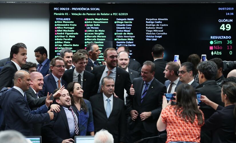 Deputados comemoram a aprovação da reforma da previdência na Comissão Especial da Câmara 
