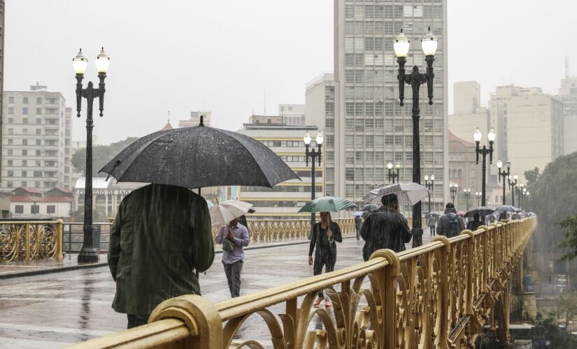 Viaduto Santa Ifig&ecirc;nia, no centro da Capital