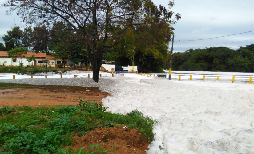 O Rio Tietê voltou a ficar coberto por espuma branca, na sexta-feira, no trecho que passa por Salto, no interior paulista
