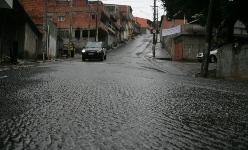 Rua Beatriz Augusta, que é íngreme, liga o Jardim Beatriz a estrada São Francisco em Taboão da Serra