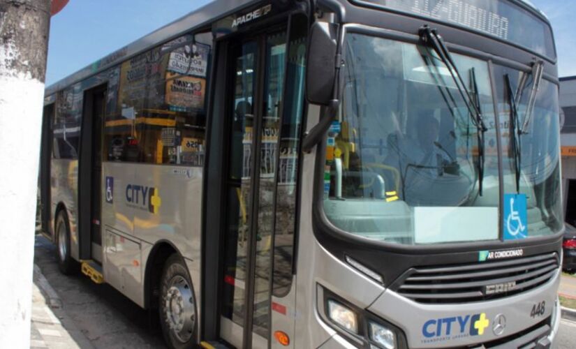 A iniciativa da gratuidade no transporte na cidade do Guarujá é da prefeitura, por meio da Secretaria de Educação, Esporte e Lazer