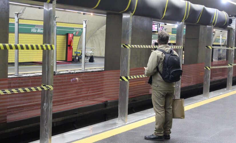 Na estação Vila Madalena, na zona oeste, uma das plataformas está interditada para a implantação das portas automáticas