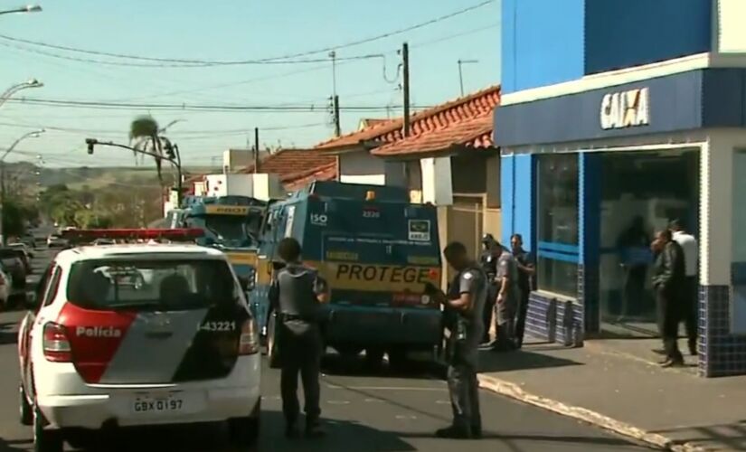 Carro-forte da empresa de transporte de valores Protege estacionado em frente à agência da Caixa Econômica Federal foi alvo dos bandidos 