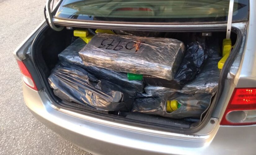 Segundo a Polícia Rodoviária Federal, pacotes  com a droga estavam sobre o banco traseiro e porta-malas do carro