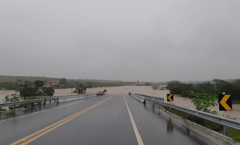 Segundo a PRF, a BR-235, que liga a Bahia à Sergipe, ficou totalmente interditada nesta quinta após ser invadida pela água