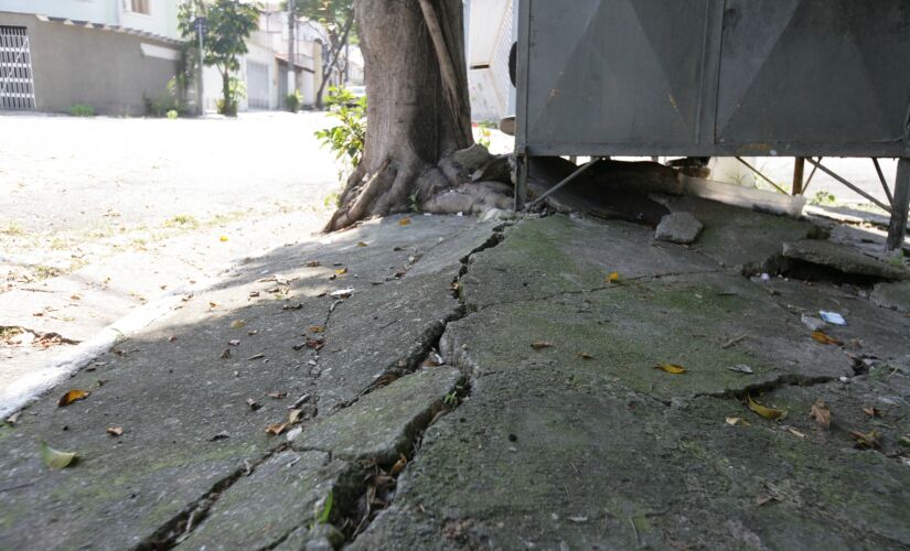 Calçada em mau estado na zona sul; decreto autoriza a prefeitura a executar as obras inclusive nas propriedades particulares