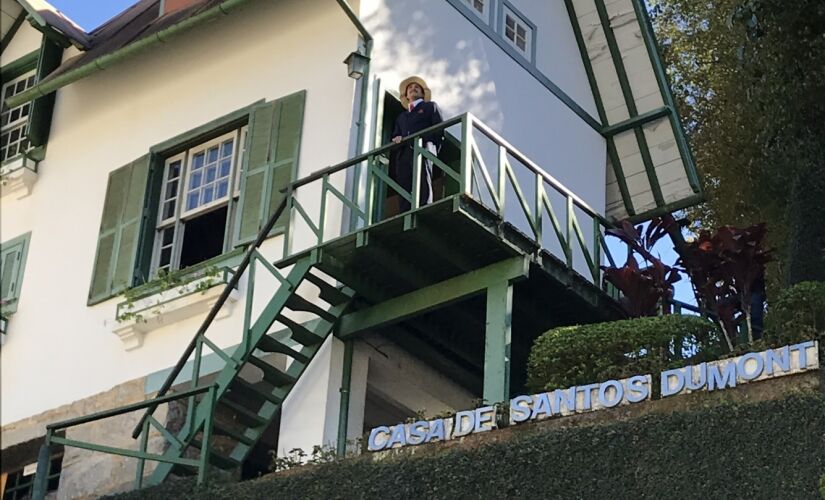 casa de santos dumont.
Santos Dumont decidiu construir um pequeno chalé em Petrópolis em 1918, hoje o Museu Casa de Santos Dumont. A escada de acesso tem apenas um pedaço de madeira do lado direito. Supersticioso, Santos Dumont queria entrar no local semp
