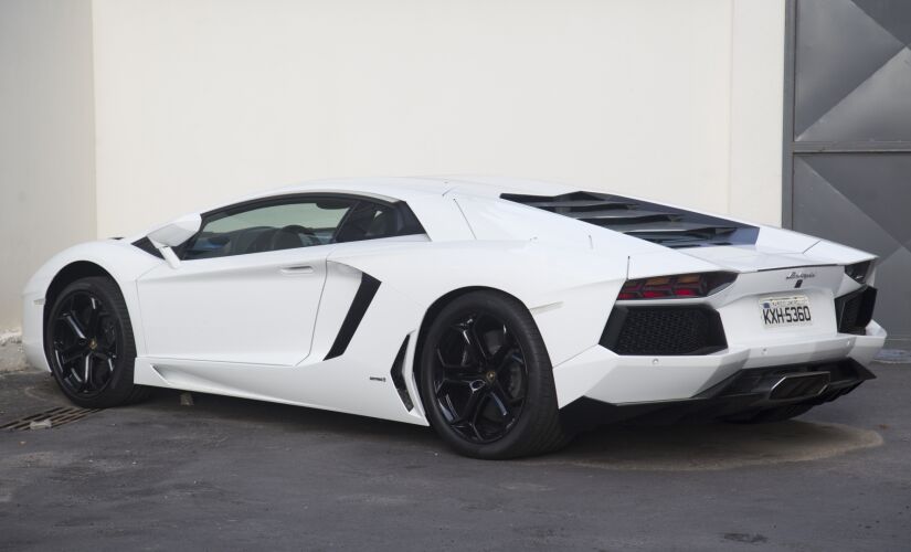 A Lamborghini Aventador, na cor branca, estava no pátio da Polícia Federal no Rio, antes de ser leiloada