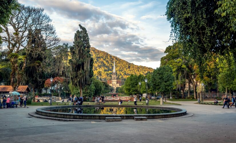 Praça da Liberdade 
e Catedral São Pedro de Alcântara, no centro de Petrópolis