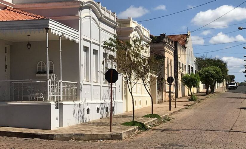 Asfalto em ruas com paralelepípedos causa polêmica na cidade de 11 mil habitantes; prefeitura diz que não pretende asfaltar todas as vias 