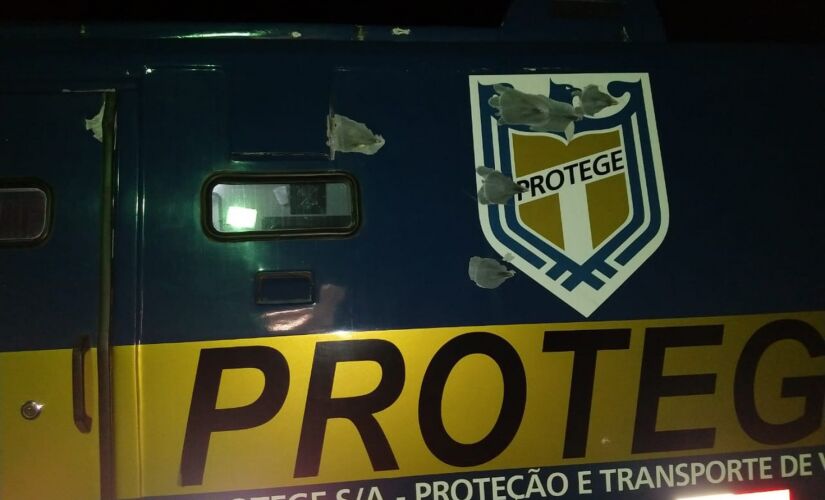 Criminosos bloquearam a estrada e disparam 37 tiros de fuzil em carro-forte em Piedade, no Interior 