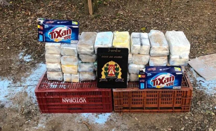 De acordo com os policiais militares, ao menos 82 quilos de cocaína estavam escondidos dentro de 30 caixas de sabão em pó