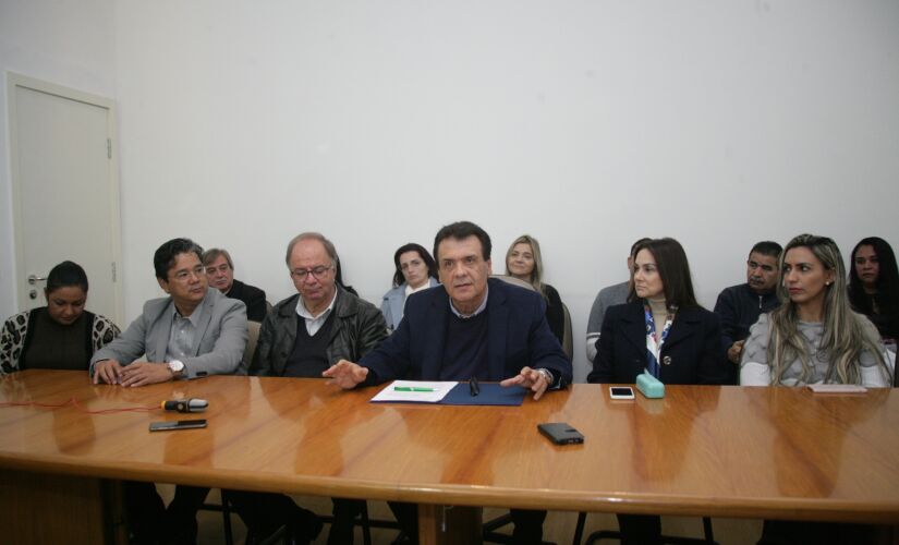 Prefeito de Taboão da Serra Fernando Fernandes (centro) sancionou o projeto na manhã de ontem