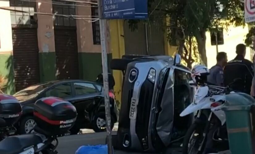Carro roubado tomba ap&oacute;s persegui&ccedil;&atilde;o na Zona Oeste de SP 