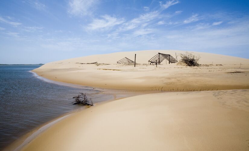 Dunas da Ponta do Caiçara, no Delta do Parnaíba, onde pequenas vilas espalham-se à beira do rio; o delta é onde o rio se encontra com o mar e cria 73 ilhas fluviais entre os estados do Maranhão e Piauí