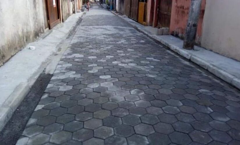 Mutirão da prefeitura e comunidade na rua Bom Sossego, em Maresias, está na reta final 