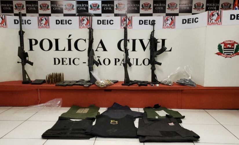 Armas, explosivos, munições e aparelhos de detonação foram apreendidas pela Polícia Civil; tentativa de roubo aconteceu na terça-feira